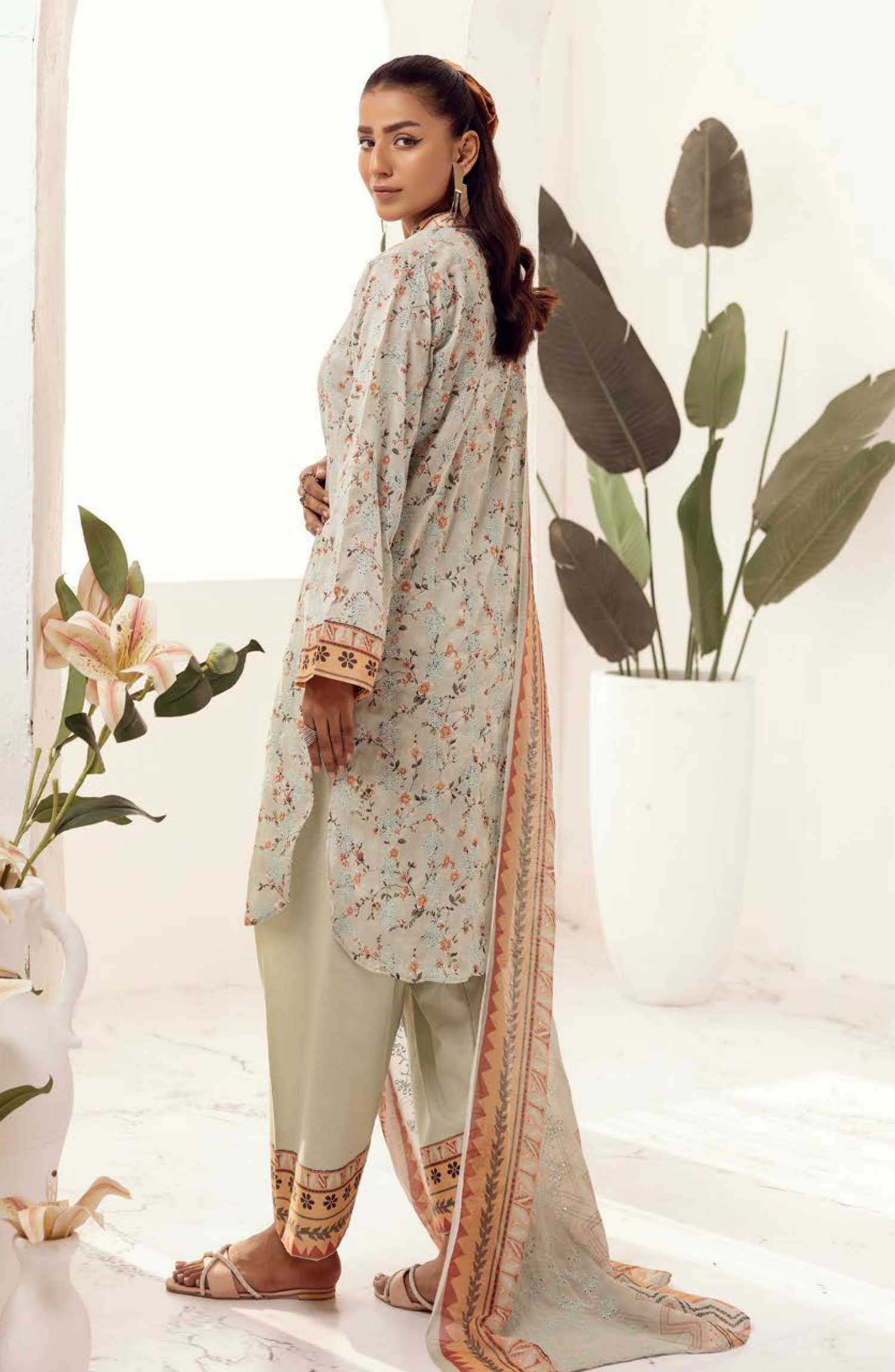 Mahees Hoorain Embroidered Lawn Collection Vol 08 By Riaz Arts D-04