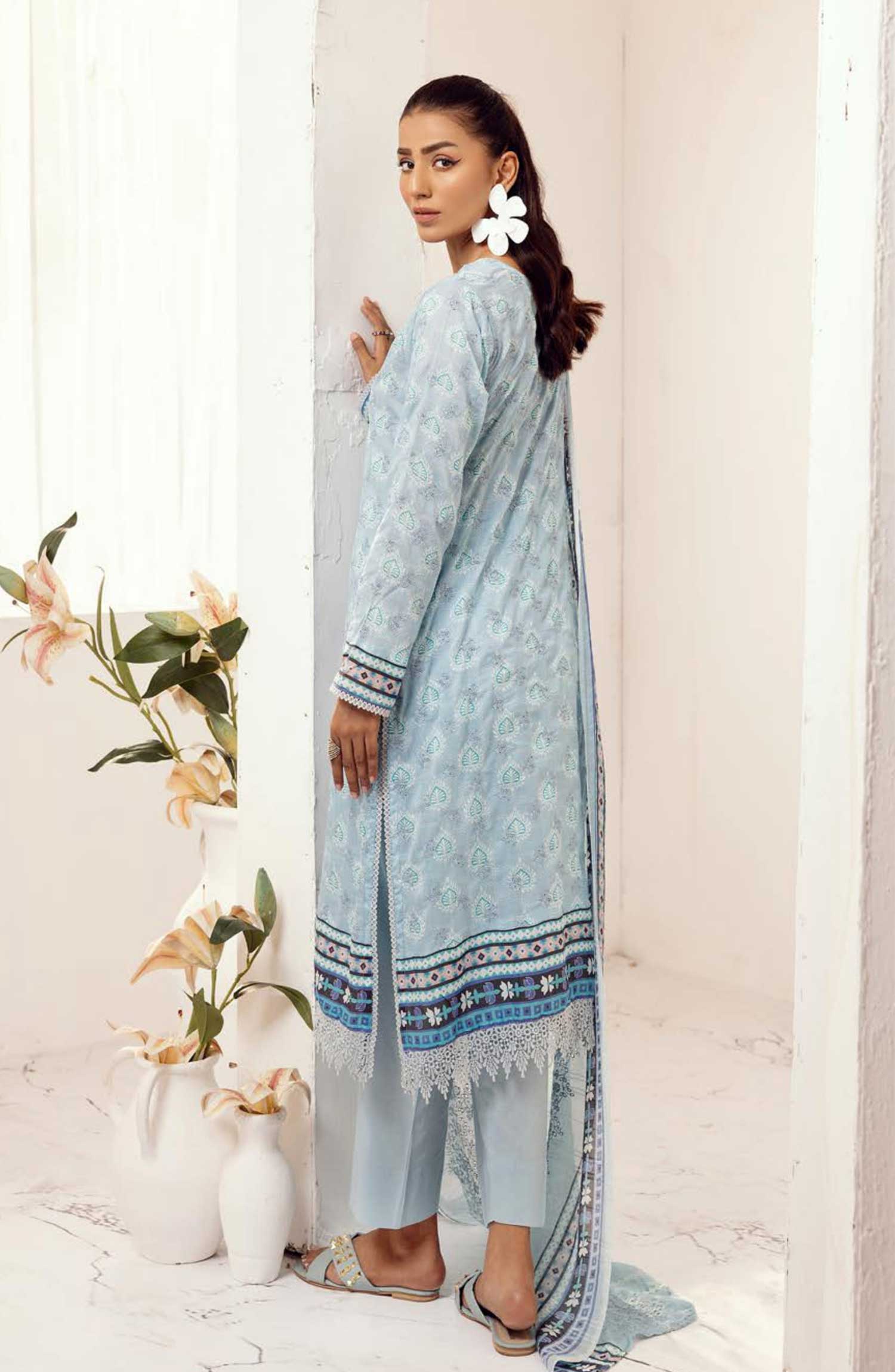 Mahees Hoorain Embroidered Lawn Collection Vol 08 By Riaz Arts D-09